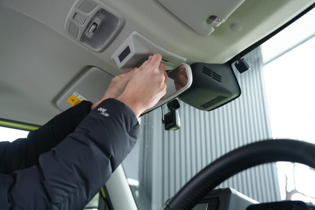 ジムニー ルームミラー 天井カバー 装着 完了直前