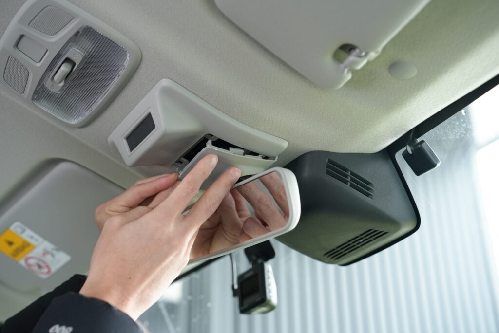 ジムニー ルームミラー 交換 完了 - 天井カバーをはめる