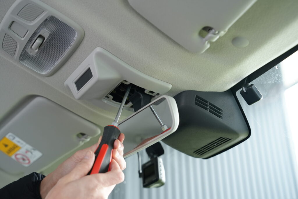 LikeOne ショートステー 車体 取り付け - 右側のネジを締める