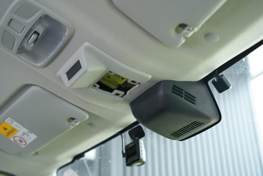 ジムニー ルームミラー 取り付け位置 天井 根本部分