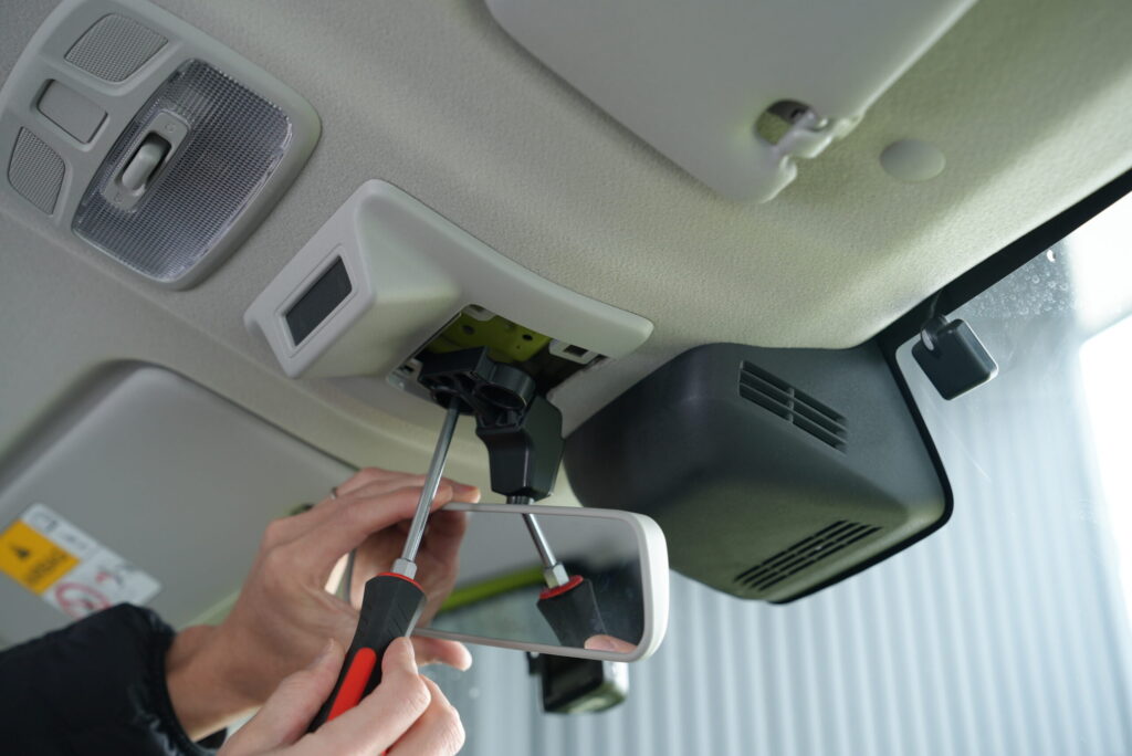 LikeOne ショートステー 車体 取り付け - 左側のネジから