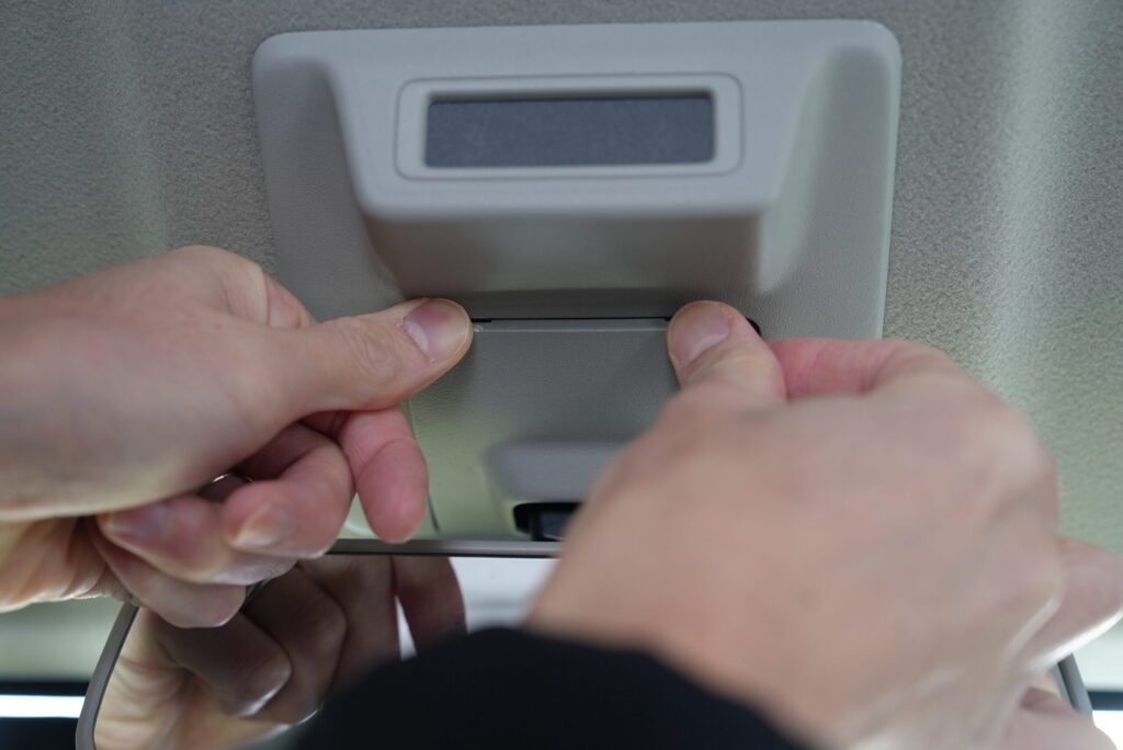 ジムニー ルームミラー DIY - 作業者視点 カバーはめ込み