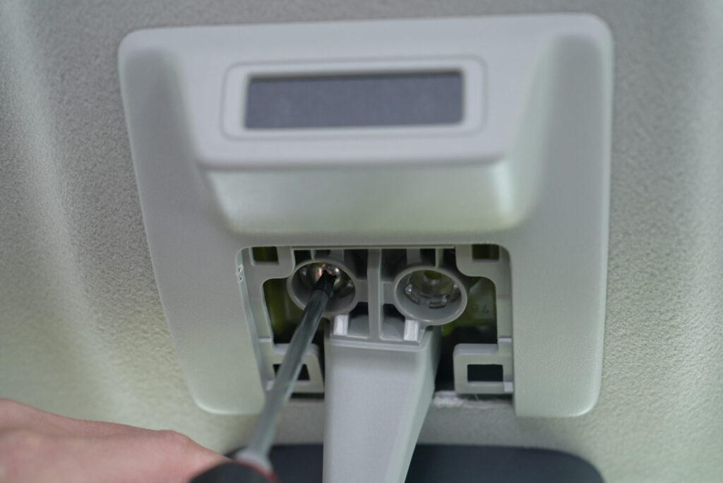 ジムニー ルームミラー 純正ステー ネジ外し - 左側のネジ