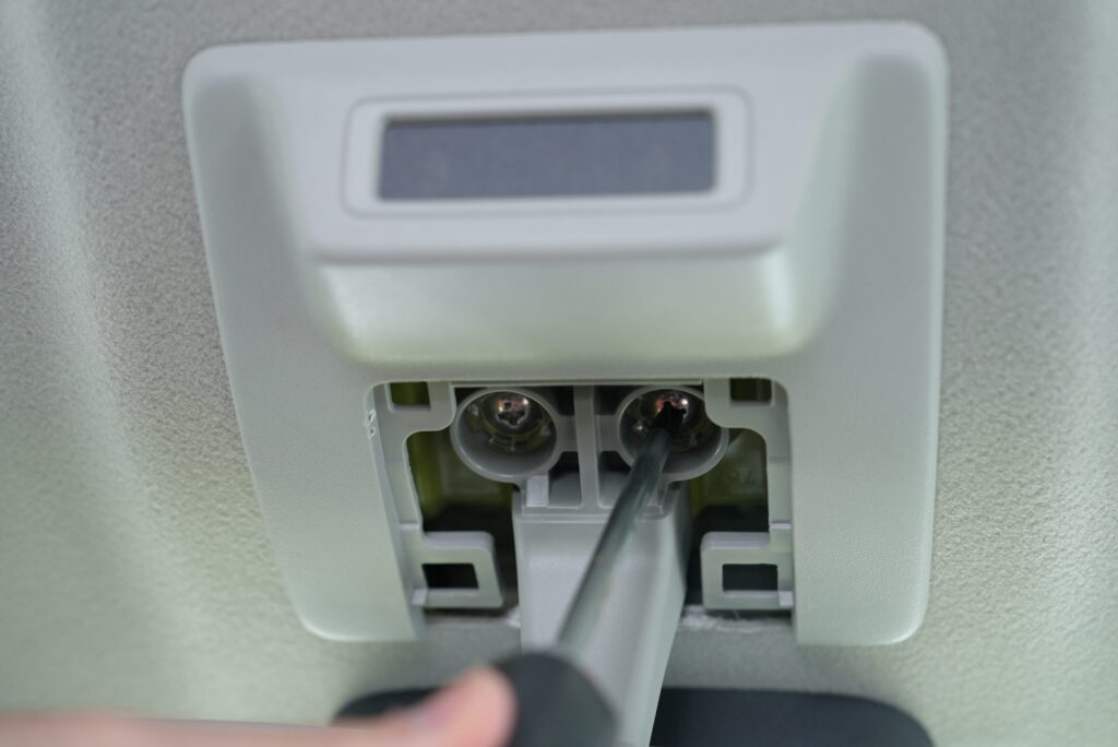 ジムニー ルームミラー 純正ステー ネジ外し - 右側のネジ