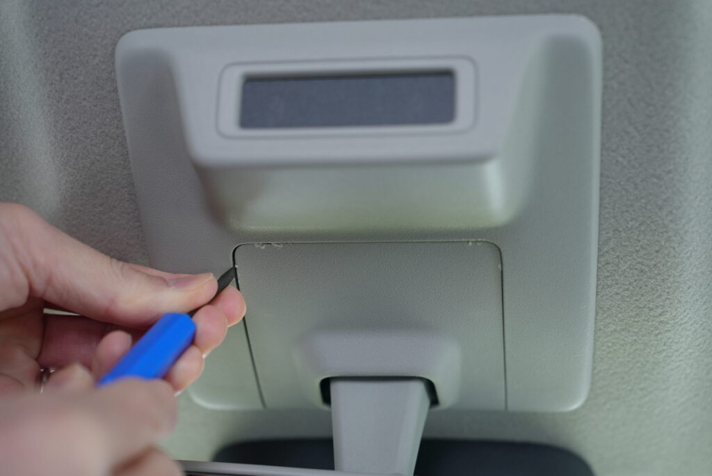 ジムニー 天井カバー 外し方 - ドライバーを隙間に差し込む