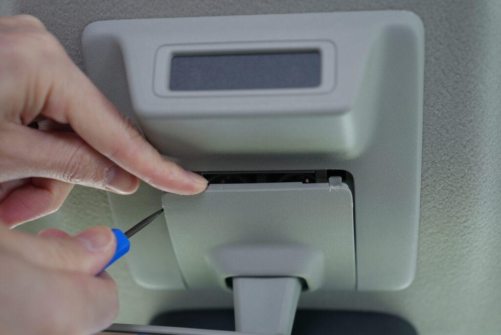 ジムニー JB64 ルームミラーカバー 外し方 - ドライバーでこじ開ける